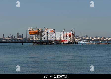 Blick über den Eingang zum River Hamble, vorbei an der Warsash School, dem Academy Pier mit Southampton Water und der Fawley Oil Raffinerie in der Ferne Stockfoto