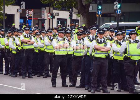 London, Großbritannien. August 2021. Die Polizei beobachtet Demonstranten in Tower Hill. Extinction Rebellion Demonstranten marschierten im Rahmen ihrer zweiwöchigen Kampagne „Impossible Rebellion“ von News UK zur Tower Bridge Stockfoto