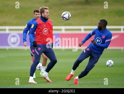 Englands Harry Kane (links) und Fikayo Tomori während einer Trainingseinheit im St. George's Park, Burton Upon Trent. Bilddatum: Dienstag, 5. Oktober 2021. Stockfoto