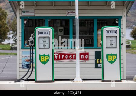 Historische Tankstelle von BP mit einem alten Timermobil Stockfoto