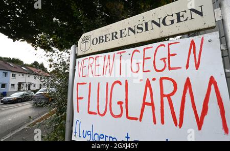 28. September 2021, Baden-Württemberg, Nürtingen: Ein Plakat gegen Fluglärm hängt in der Nähe von Nürtingen, das auf dem Anflugweg für Flugzeuge am Flughafen Stuttgart liegt. Ein geplanter neuer Flugweg am Flughafen Stuttgart ist umstritten. Die Fluglärmkommission hofft, dass weniger Menschen von dem Lärm betroffen sein werden. Ein steiler Abflugwinkel und ein engerer Kurvenradius würden Flugzeuge in einigen Gemeinden weniger hörbar machen. Aber nicht in allen: Vor allem Denkendorf, Köngen und Nürtingen werden wohl stärker belastet. (To dpa 'Verkehrsminister will zu Gesprächen über neue Fligh einladen Stockfoto