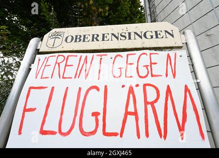 28. September 2021, Baden-Württemberg, Nürtingen: Ein Plakat gegen Fluglärm hängt in der Nähe von Nürtingen, das auf dem Anflugweg für Flugzeuge am Flughafen Stuttgart liegt. Ein geplanter neuer Flugweg am Flughafen Stuttgart ist umstritten. Die Fluglärmkommission hofft, dass weniger Menschen von dem Lärm betroffen sein werden. Ein steiler Abflugwinkel und ein engerer Kurvenradius würden Flugzeuge in einigen Gemeinden weniger hörbar machen. Aber nicht in allen: Vor allem Denkendorf, Köngen und Nürtingen werden wohl stärker belastet. (To dpa 'Verkehrsminister will zu Gesprächen über neue Fligh einladen Stockfoto