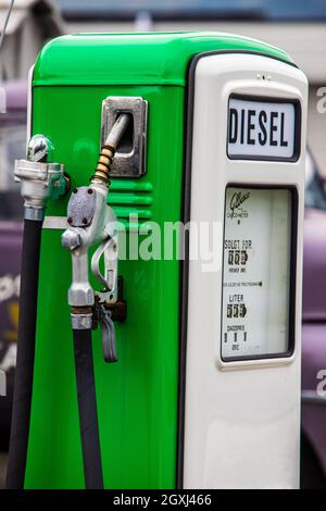 Historische Tankstelle von BP mit einem alten Timermobil Stockfoto