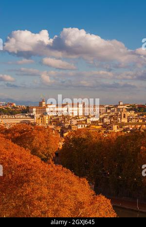 Herbst in Rom. Blick auf die Skyline des historischen Zentrums mit Quirinal Hill und roten Blättern Stockfoto