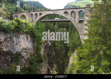 Das Solis Viadukt (Soliser Viadukt), eingleisiger, elfbogeniger Kalksteinbahnviadukt, 89 Meter hoch, 164 Meter lang, Teil der Albula Railw Stockfoto