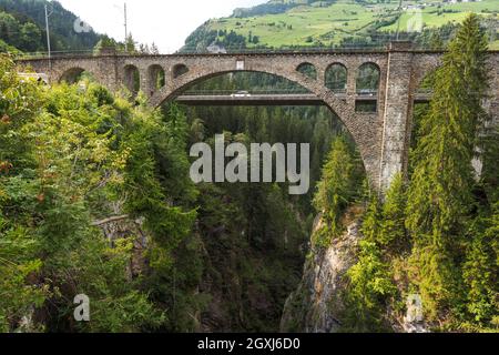 Das Solis Viadukt (Soliser Viadukt), eingleisiger, elfbogeniger Kalksteinbahnviadukt, 89 Meter hoch, 164 Meter lang, Teil der Albula Railw Stockfoto