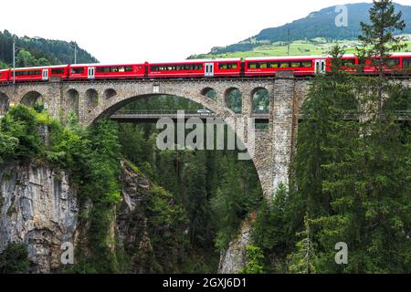 Das Solis Viadukt (Soliser Viadukt), eingleisiger, elfbogeniger Kalksteinbahnviadukt, 89 Meter hoch, 164 Meter lang, Teil der Albula Railw Stockfoto