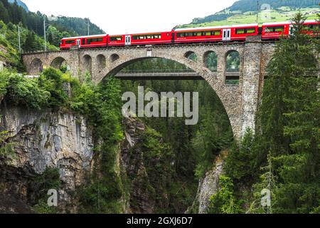 Das Solis Viadukt (Soliser Viadukt), eingleisiger, elfbogeniger Kalksteinbahnviadukt, 89 Meter hoch, 164 Meter lang, Teil der Albula Railw Stockfoto