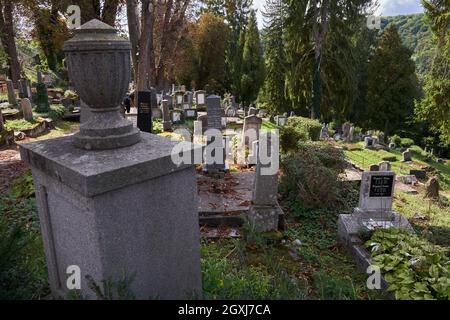 Sighisoara, Rumänien - 19. September 2021: Bilder mit dem alten Friedhof in Sighisoara, einige Grabsteine aus dem 13. Jahrhundert Stockfoto