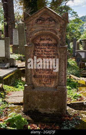 Sighisoara, Rumänien - 19. September 2021: Bilder mit dem alten Friedhof in Sighisoara, einige Grabsteine aus dem 13. Jahrhundert Stockfoto