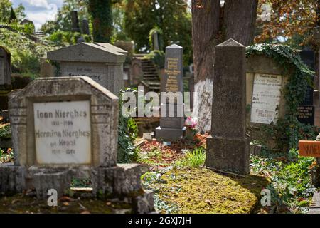 Sighisoara, Rumänien - 19. September 2021: Bilder mit dem alten Friedhof in Sighisoara, einige Grabsteine aus dem 13. Jahrhundert Stockfoto