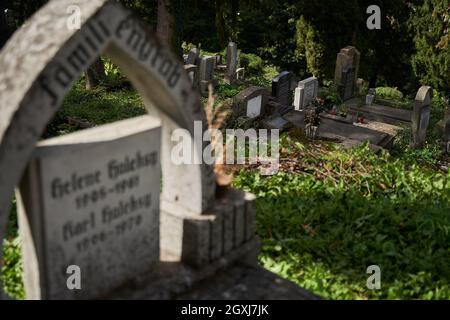 Sighisoara, Rumänien - 19. September 2021: Bilder mit dem alten Friedhof in Sighisoara, einige Grabsteine aus dem 13. Jahrhundert Stockfoto