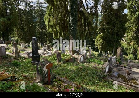 Sighisoara, Rumänien - 19. September 2021: Bilder mit dem alten Friedhof in Sighisoara, einige Grabsteine aus dem 13. Jahrhundert Stockfoto