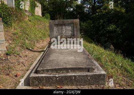 Sighisoara, Rumänien - 19. September 2021: Bilder mit dem alten Friedhof in Sighisoara, einige Grabsteine aus dem 13. Jahrhundert Stockfoto