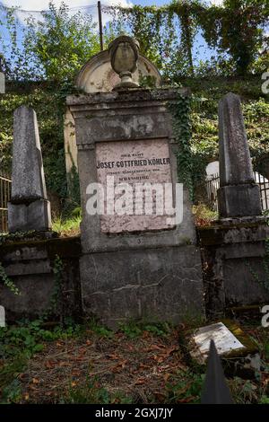 Sighisoara, Rumänien - 19. September 2021: Bilder mit dem alten Friedhof in Sighisoara, einige Grabsteine aus dem 13. Jahrhundert Stockfoto