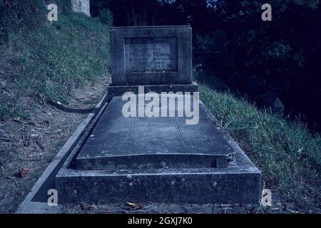 Sighisoara, Rumänien - 19. September 2021: Bilder mit dem alten Friedhof in Sighisoara, einige Grabsteine aus dem 13. Jahrhundert Stockfoto
