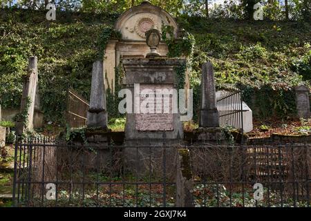 Sighisoara, Rumänien - 19. September 2021: Bilder mit dem alten Friedhof in Sighisoara, einige Grabsteine aus dem 13. Jahrhundert Stockfoto
