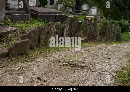 Sighisoara, Rumänien - 19. September 2021: Bilder mit dem alten Friedhof in Sighisoara, einige Grabsteine aus dem 13. Jahrhundert Stockfoto