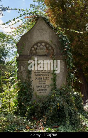 Sighisoara, Rumänien - 19. September 2021: Bilder mit dem alten Friedhof in Sighisoara, einige Grabsteine aus dem 13. Jahrhundert Stockfoto