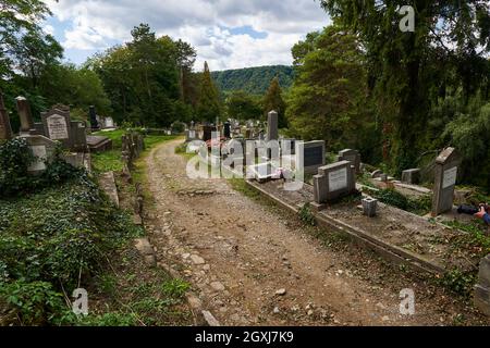 Sighisoara, Rumänien - 19. September 2021: Bilder mit dem alten Friedhof in Sighisoara, einige Grabsteine aus dem 13. Jahrhundert Stockfoto