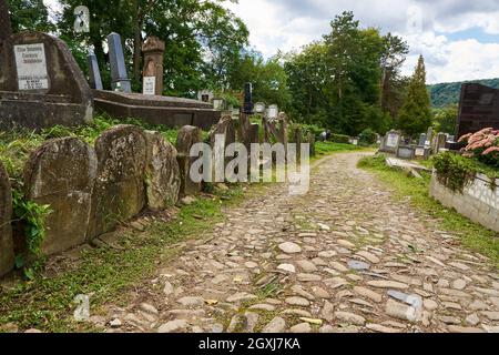 Sighisoara, Rumänien - 19. September 2021: Bilder mit dem alten Friedhof in Sighisoara, einige Grabsteine aus dem 13. Jahrhundert Stockfoto