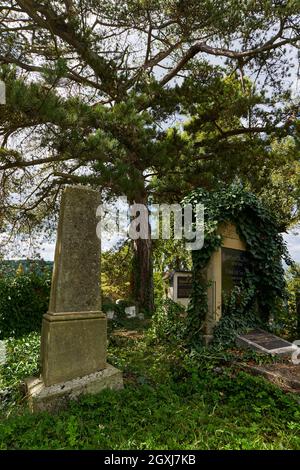Sighisoara, Rumänien - 19. September 2021: Bilder mit dem alten Friedhof in Sighisoara, einige Grabsteine aus dem 13. Jahrhundert Stockfoto