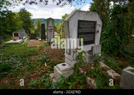 Sighisoara, Rumänien - 19. September 2021: Bilder mit dem alten Friedhof in Sighisoara, einige Grabsteine aus dem 13. Jahrhundert Stockfoto