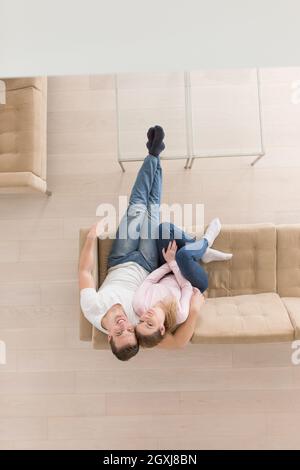 Draufsicht auf das junge Paar auf dem Sofa fernsehen gemeinsam zu Hause Stockfoto