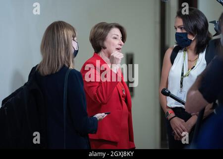 Washington DC, USA. Oktober 2021. Senatorin Amy Klobuchar (D-MN) spricht auf dem Capitol Hill zu den Medien. Foto: Chris Kleponis/Sipa USA Kredit: SIPA USA/Alamy Live News Stockfoto