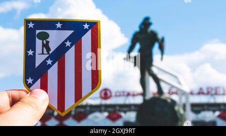 14. Juni 2021 Madrid, Spanien. Das Emblem des Fußballvereins Atletico Madrid vor der Kulisse eines modernen Stadions. Stockfoto