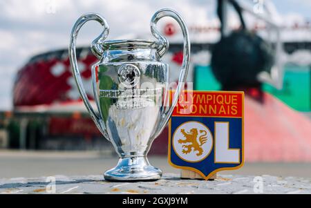 14. Juni 2021, Lyon, Frankreich. Das Emblem des Fußballvereins Olympique Lyonnais und des UEFA Champions League Cup vor dem Hintergrund der modernen s Stockfoto