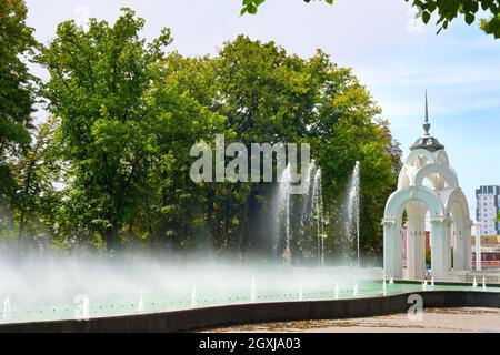 Spiegelstrom (Glasstrom) - das erste Symbol der Stadt Charkow, ein Brunnen im Herzen der Stadt Stockfoto