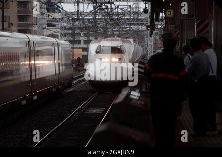 Hochgeschwindigkeitszug Shinkansen, der am Bahnsteig in Tokio, Japan, ankommt Stockfoto