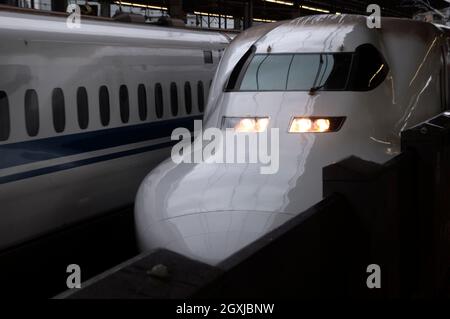 Hochgeschwindigkeitszug Shinkansen, der am Bahnsteig in Tokio, Japan, ankommt Stockfoto