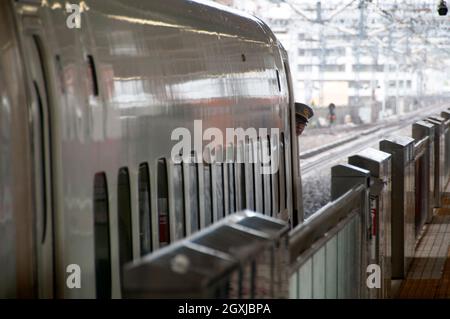 Hochgeschwindigkeitszug Shinkansen, der am Bahnsteig in Tokio, Japan, ankommt Stockfoto