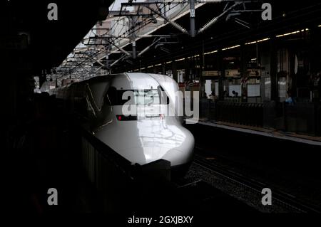 Hochgeschwindigkeitszug Shinkansen, der am Bahnsteig in Tokio, Japan, ankommt Stockfoto