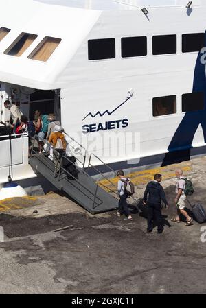 Insel Naxos - Griechenland - September 27 2019 : Schnellfähre mit Passagieren an Bord. Vertikale Aufnahme aus einem hohen Winkel Stockfoto