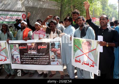 Die Einwohner von Husri veranstalten am Dienstag, dem 05. Oktober 2021, im Presseclub Hyderabad eine Protestdemonstration gegen die Baumeister-Mafia. Stockfoto