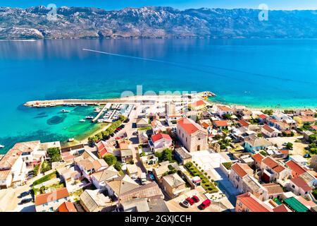 Haffkrug. Historische Altstadt von Haffkrug und Velebit Kanal Luftaufnahme, Dalmatien Region von Kroatien Stockfoto