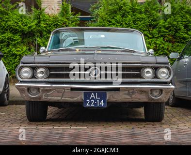 Amsterdam, Nordholland, Niederlande, 03.10.2021, Vorderansicht des Oldtimer-Autos Buick Wildcat, Baujahr 1963 in schwarzer Farbe Stockfoto