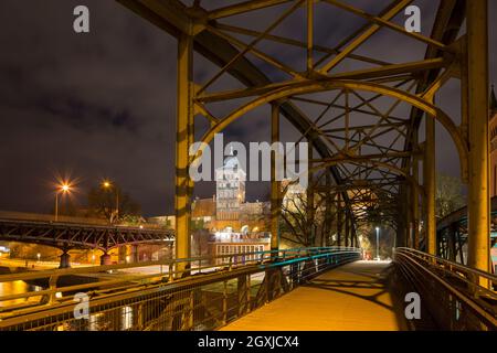 Liftbrücke / Marstallbrücke über den Elbe-Lübeck-Kanal und das Burgtor, mittelalterliches Stadttor der Hansestadt Lübeck bei Nacht, Schleswig-Holstein, Deutschland Stockfoto