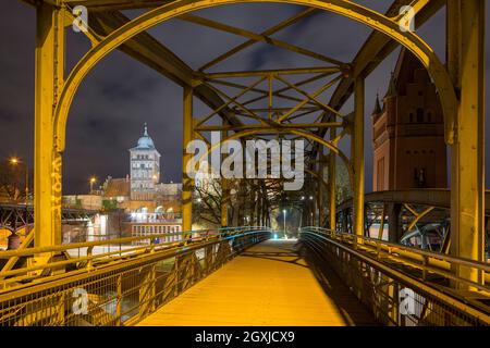 Liftbrücke / Marstallbrücke über den Elbe-Lübeck-Kanal und das Burgtor, mittelalterliches Stadttor der Hansestadt Lübeck bei Nacht, Schleswig-Holstein, Deutschland Stockfoto