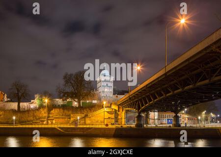 Burgtorbrücke, Brücke über den Elbe-Lübeck-Kanal und Burgtor, mittelalterliches Stadttor des Hanseatischen Lübecks bei Nacht, Schleswig-Holstein, Deutschland Stockfoto