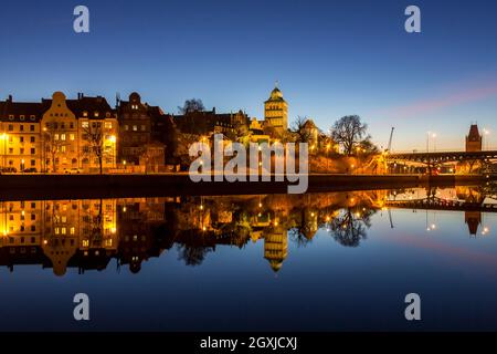 Gotisches Burgtor spiegelt sich im Wasser des Elbe-Lübeck-Kanals, mittelalterliches Stadttor des Hanseatischen Lübecks bei Nacht, Schleswig-Holstein, Deutschland Stockfoto