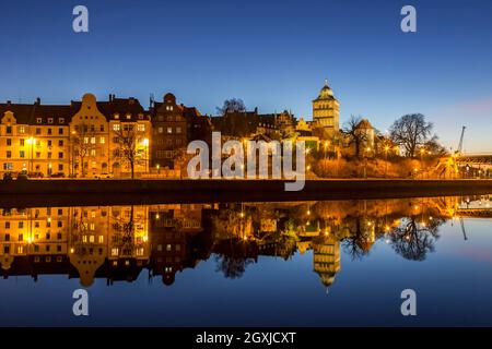 Gotisches Burgtor spiegelt sich im Wasser des Elbe-Lübeck-Kanals, mittelalterliches Stadttor des Hanseatischen Lübecks bei Nacht, Schleswig-Holstein, Deutschland Stockfoto