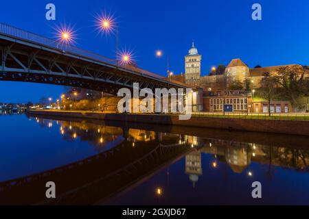 Burgtorbrücke, Brücke über den Elbe-Lübeck-Kanal und Burgtor, mittelalterliches Stadttor des Hanseatischen Lübecks bei Nacht, Schleswig-Holstein, Deutschland Stockfoto