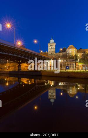 Burgtorbrücke, Brücke über den Elbe-Lübeck-Kanal und Burgtor, mittelalterliches Stadttor des Hanseatischen Lübecks bei Nacht, Schleswig-Holstein, Deutschland Stockfoto