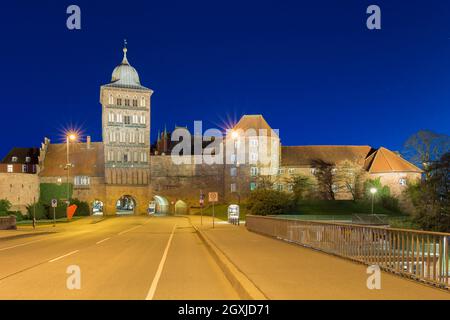 Burgtorbrücke, Brücke über den Elbe-Lübeck-Kanal und Burgtor, mittelalterliches Stadttor des Hanseatischen Lübecks bei Nacht, Schleswig-Holstein, Deutschland Stockfoto