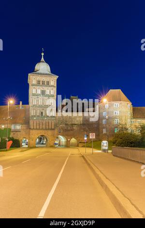 Burgtorbrücke, Brücke über den Elbe-Lübeck-Kanal und Burgtor, mittelalterliches Stadttor des Hanseatischen Lübecks bei Nacht, Schleswig-Holstein, Deutschland Stockfoto