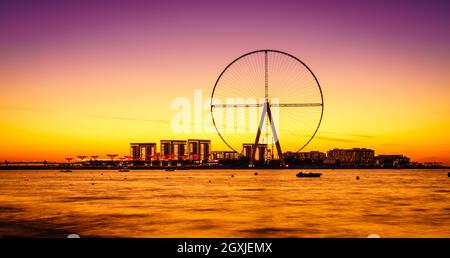 Dämmerungsansicht der Bluewaters Island und Ain Dubai während der Bauarbeiten, Dubai, VAE Stockfoto